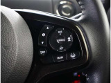 アダプティブクルーズコントロール機能付きです。走行中に先行車の様子を検知しながら、設定した車速の範囲内で先行車との距離のキープを支援します。詳細は販売店スタッフまでおたずねください。