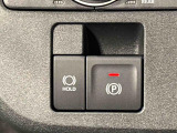 指先だけで簡単に操作が可能な電動パーキングブレーキを採用。「HOLD」スイッチを押すと、渋滞や信号待ちなどでブレーキペダルから足を離しても、ブレーキを保持するので安心です