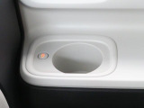 ホッとカップホルダーが運転席・助手席にあります。ホットドリンクをちょうど良い温度でキープしてくれる保温機能付で嬉しいです。