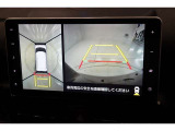 車の前後左右に取り付けられたカメラで、視線やバックモニターでは死角となる前方や真横も確認できます。狭い駐車スペースもスムーズに駐車できます。
