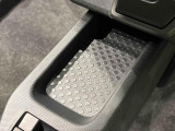 スマートフォンなどがスッキリ置けるセンターコンソールトレイです