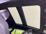 【パノラマルーフ】大型のガラスルーフ搭載で車内の解放感が一気にアップ!開放的なドライブをお楽しみいただけます。