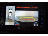 パノラミックビューモニター付きです。 車両を上から見たような映像をディスプレイオーディオ画面に表示。 運転席からの目視だけでは見にくい、車両周辺の状況をリアルタイムでしっかり確認できます。