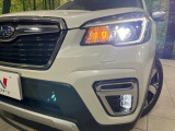 【LEDヘッドライト】悪天候や夜間走行時も良好な視界を確保し安心して運転できる高輝度LEDヘッドライトを装備!点灯速度が早く、消費電力も抑えられています。