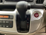 CVT車のセレクトレバーです。低速から高速まで、変速ショックのないスムーズな走りを実現するとともに、エンジン効率のよい領域を維持することで燃費にも貢献します。
