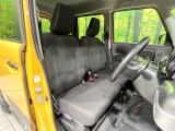 運転席まわりには十分なスペースがあり、大柄な方でもゆったり運転していただける環境です。