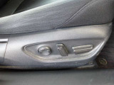 運転席にはシートリフターが付いていますので座高にあわせてドライビングポジションが決められます。