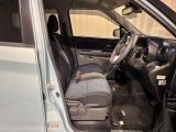 【フロントシート】ベンチシートで車内広々・移動ラクラク☆