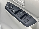 【電動格納ミラー】サイドミラーは電動格納式となっており、狭い駐車場でもキズがつくリスクを抑えられます。