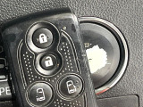 【キーフリーシステム】カバンやポケットに入れたままでもドアの施錠・解錠が可能なスマートキーを装備。エンジンのオン・オフ時もカギを取り出す必要が無いからとっても便利です♪