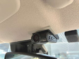 万が一の瞬間も、純正ドラレコで安心。事故やトラブル、あおり運転の記録をしっかり残してくれるから、後の手続きもスムーズに。車内カメラで車内と車側面を撮影記録。リヤガラス越しに後方撮影にも対応します。