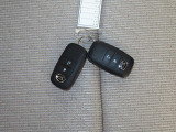 電子キーをポケットやカバンに入れているだけで、ドアの開錠・施錠が行えます。荷物を抱えていてもラクラク開閉です。エンジン始動も行えます。