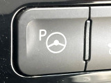 【リモート機能つきアドバンストパーク】専用スマートフォンアプリの使用で、車外から遠隔駐車・出庫が可能な先進機能。広い場所で乗り降りしたい時に便利です♪
