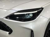 【LEDヘッドライト】悪天候や夜間走行時も良好な視界を確保し安心して運転できる高輝度LEDヘッドライトを装備!点灯速度が早く、消費電力も抑えられています。