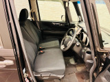 操作性に優れた運転席となります!小物入れや各ボタンの配置にこだわり、使いやすいです!座り心地もよく視認性も良好なのでロングドライブもお任せ下さい!