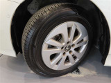 トヨタ純正アルミホイール。タイヤサイズは195/65R15です。