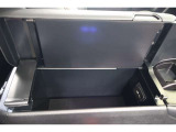 センターコンソールの収納ボックス内には、スマホやiPodを直接カーオーディオに接続し、音楽を高音質で楽しめるAUXを装備。通信/給電用のUSBも装備しています。