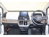 操作性に優れた運転席となります!小物入れや各ボタンの配置にこだわり、使いやすいです!座り心地もよく視認性も良好なのでロングドライブもお任せ下さい!