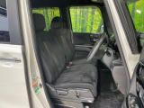 運転席まわりには十分なスペースがあり、大柄な方でもゆったり運転していただける環境です。