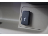 USBオーディオ用ソケットがついていますので携帯電話などを接続すれば音楽等の再生が可能です!