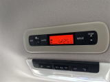 【 後席エアコン 】後席にもエアコンがついておりますので、車内全体を快適な温度に調節いただけます♪