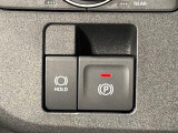 指先だけで簡単に操作が可能な電動パーキングブレーキを採用。「HOLD」スイッチを押すと、渋滞や信号待ちなどでブレーキペダルから足を離しても、ブレーキを保持するので安心です