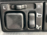 【電動格納ミラー】サイドミラーは電動格納式となっており、狭い駐車場でもキズがつくリスクを抑えられます。
