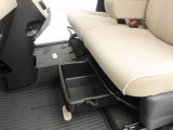助手席シートアンダートレイ。車内の掃除用具など、車には置いておきたいけど、目につくところには置きたくない物の収納にぴったり。