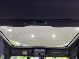 【ガラスルーフ】ガラスルーフ搭載で車内の解放感が一気にアップ!開放的なドライブをお楽しみいただけます。
