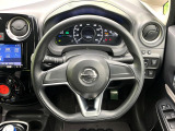 インテリアに合わせたデザインのステアリングは、運転される方のことも考え、運転しやすい形状、大きさです。是非一度、実際に触ってお確かめください。