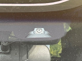 【ホンダセンシング】走行中に前方の車両等を認識し、衝突しそうな時は警報とブレーキで衝突回避と被害軽減をアシスト。より安全にドライブをお楽しみいただけます。