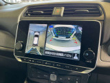 空から見たような映像で駐車ができるアラウンドビューモニター。ひと目でわかるセンサーに前後の衝突被害軽減ブレーキ付き。