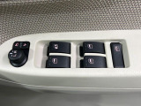 【電動格納ミラー】サイドミラーは電動格納式となっており、狭い駐車場でもキズがつくリスクを抑えられます。