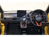 操作性に優れた運転席となります!小物入れや各ボタンの配置にこだわり、使いやすいです!座り心地もよく視認性も良好なのでロングドライブもお任せ下さい!