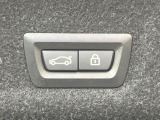●電動リアゲート:ワンタッチでリアゲートの開閉ができ、荷物などで両手が塞がっている状態でも簡単に開閉ができる便利機能です。