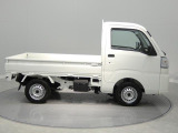 【外観サイド】荷物の積み降ろしがスムーズな設計です。コンパクトながら4WDの力強さを兼ね備え、頼れる相棒として日々の業務をサポートします。