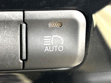 【アダプティブハイビーム】遠くまで明るく照らすハイビームを先行車や対向車に照射しない様、自動で調整!毎回手動で切り替える必要がなく、夜間走行時のストレスも軽減。安全性向上にも寄与します。