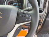 【クルーズコントロール】アクセル操作なしで一定速度を保つ機能。先行車との距離を自動調整する追従型が主流で、高速走行時の疲労を劇的に軽減します。長距離移動が多いお客様への商談では必須の快適装備です。