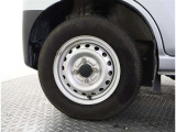 かっこいいホイールですね。 車のイメージを大きく左右するホイール部分はコダワリを持ちたいですね。
