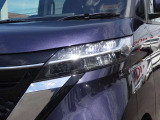 【LEDヘッドライト】悪天候や夜間走行時も良好な視界を確保し安心して運転できる高輝度LEDヘッドライトを装備!点灯速度が早く、消費電力も抑えられています。