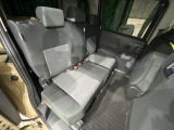 後部座席も気になるようなキズ・汚れやへたり等、大きなダメージはなく、良好な状態です。