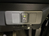 【コーナーセンサー】センサーをクルマの前方に装備しています。障害物までの距離に応じて警告音を変えてお知らせするので、縦列駐車時や駐車場・車庫などでの取り回しをサポートします。
