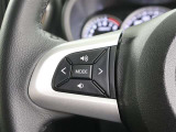 ステアリングスイッチ付き。前方から目を離すことなく操作することが可能です。
