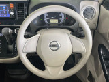 インテリアに合わせたデザインのステアリングは、運転される方のことも考え、運転しやすい形状、大きさです。是非一度、実際に触ってお確かめください。