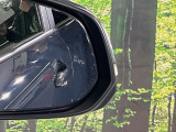 【ブラインドスポットモニター】走行中、ドアミラーの死角になりやすい箇所に後続車が接近するとサイドミラーのレンズに警告を表示!ドライバーに注意喚起をしてくれます。