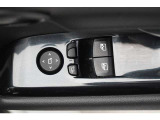 スイッチ一つで窓を開け閉めできるパワーウィンドウスイッチです。