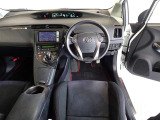 革巻きステアリングで快適な操作性の運転席です。