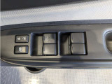 パワーウィンドウのスイッチですよ。 運転席に居ながら窓を開け閉めのコントロールできますよ。 ロック機能で、子供がイタズラして窓を開けるという事も無くなりますよ。