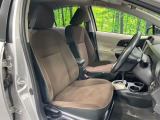 運転席まわりには十分なスペースがあり、大柄な方でもゆったり運転していただける環境です。