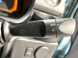 【オートライト】周りの明るさに応じて自動でヘッドライトの点灯・消灯ができる機能です!ライトの付け忘れ・消し忘れなどが無くなり、雨の日や夕方の走行も安心!トンネル通過時も便利ですね♪